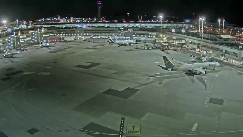 Düsseldorf: Flughafen Düsseldorf International (DUS) - Webcam Galore