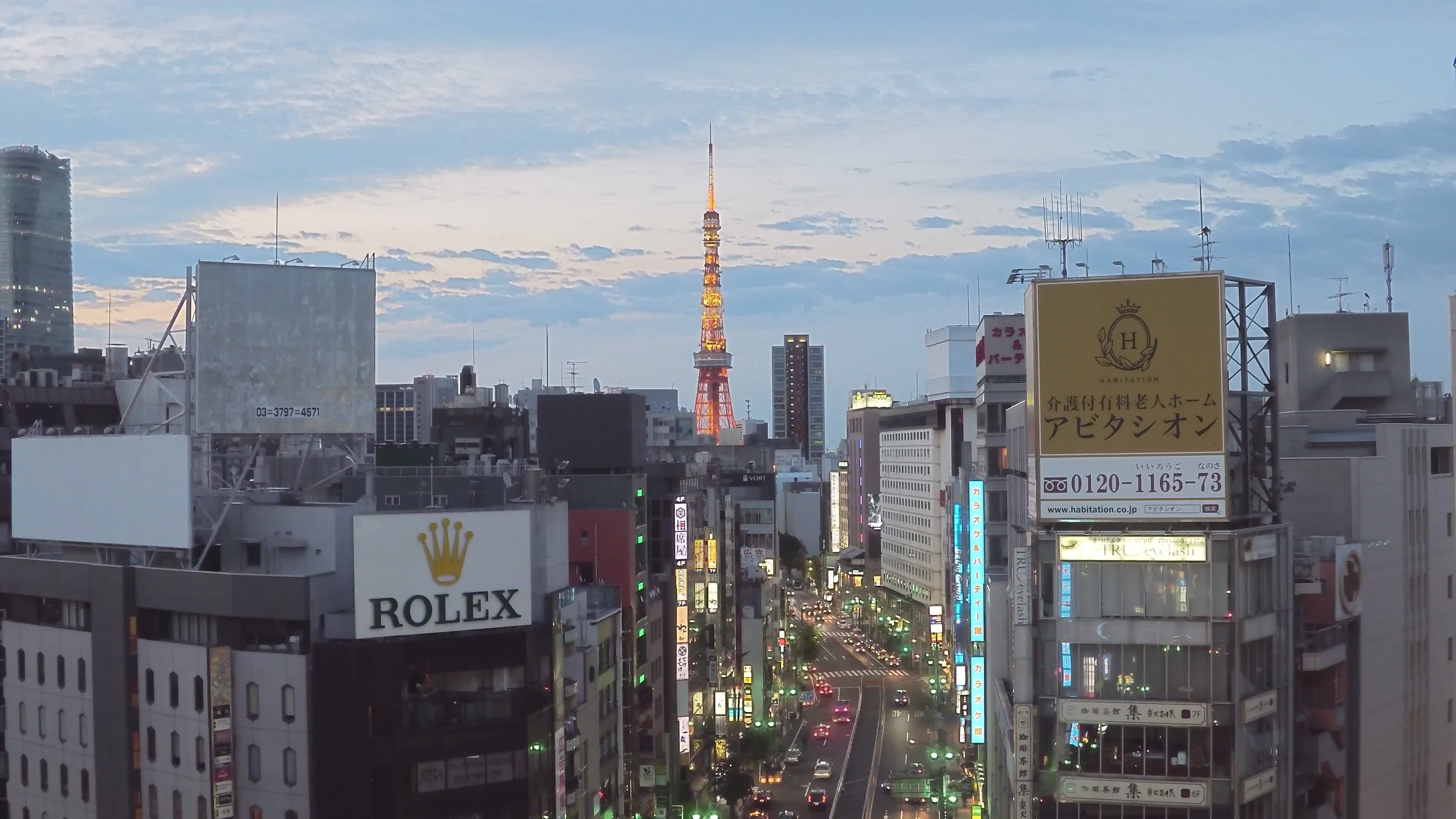 Tokyo living. Токио лайв камера. Кабуки-тё Токио. Улицы у Токио Тауэр. Roppongi Tokyo обои на рабочий стол большие.