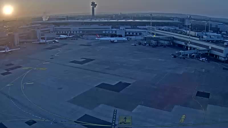 Düsseldorf: Flughafen Düsseldorf International (DUS) - Webcam Galore