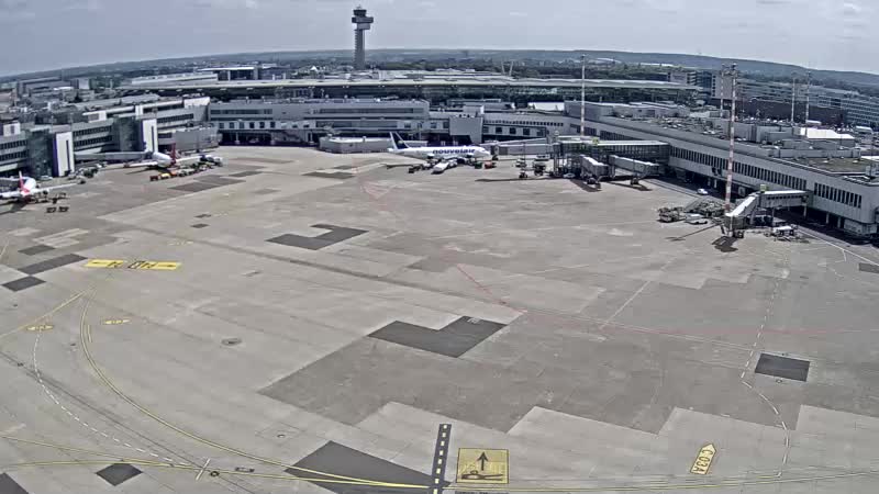 Düsseldorf: Flughafen Düsseldorf International (DUS) - Webcam Galore