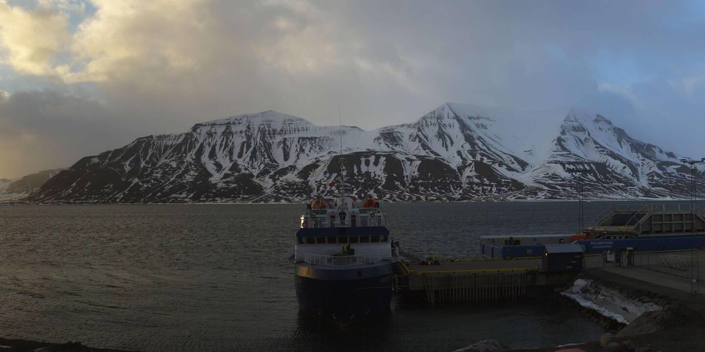 Longyearbyen (Spitsbergen) Wed. 23:50