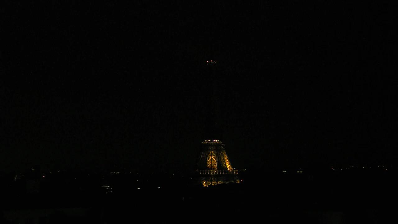 Paris Sa. 01:00