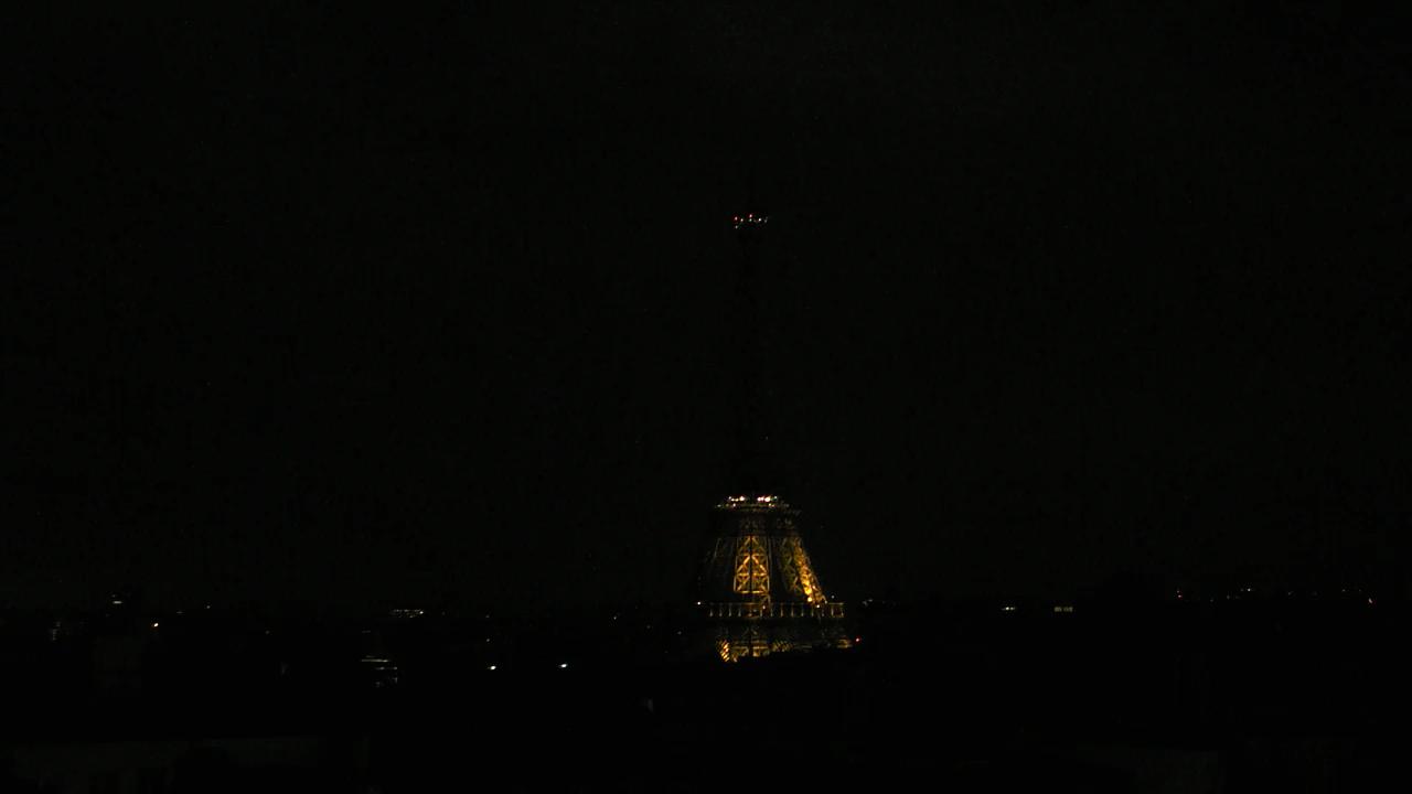 Paris Sa. 03:00