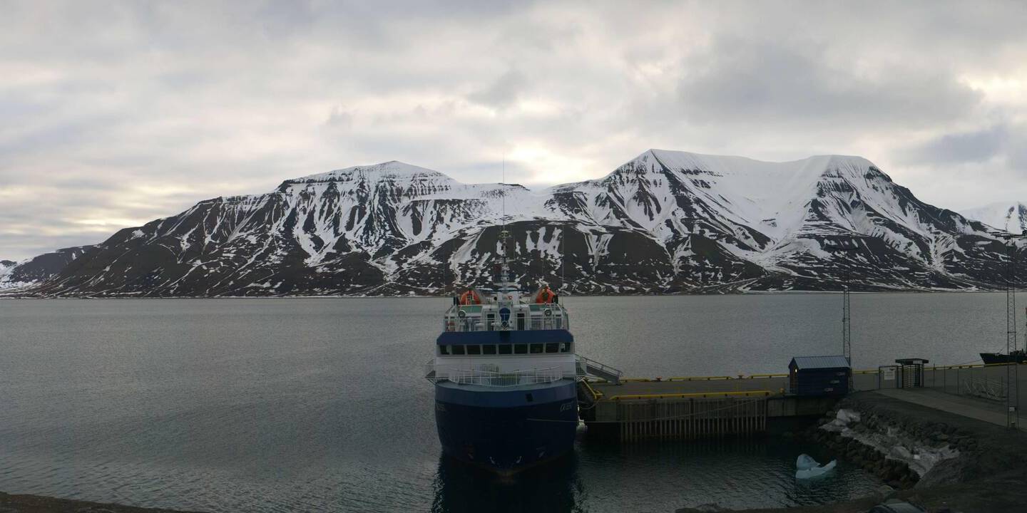 Spitsbergen - Longyearbyen Sáb. 03:50
