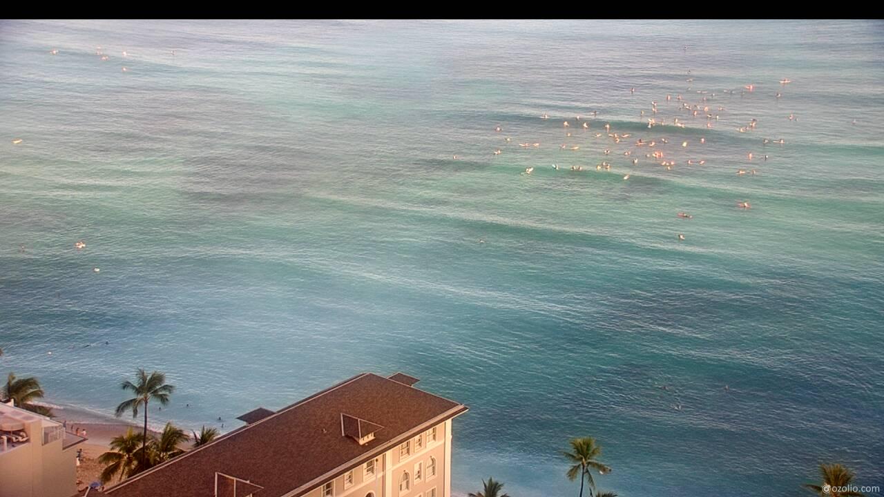 Waikiki Beach, Hawaii Tue. 18:17